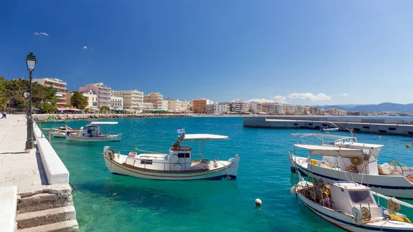 De haven van Loutraki stad, Corinthia, Griekenland. — Stockfoto