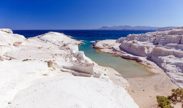 Strand von Sarakiniko, Insel Milos, Kykladen, Griechenland. — Stockfoto