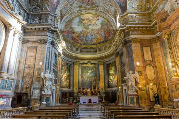 Rzym, Włochy - 29 grudnia 2016: Wnętrze Sant'Andrea delle Fratte bazyliki. Sant'Andrea delle Fratte jest Kościół 17 wiecznej Bazyliki pod wezwaniem do St. Andrew. — Zdjęcie stockowe