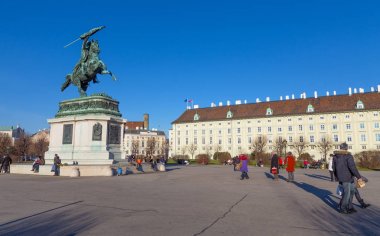Vienna, Avusturya - 24 Aralık: Heykeli üzerinde 24 Aralık 2013 Heldenplatz Viyana Arşidükü Charles. Heldenplatz Hofburg Sarayı önünde bir kamusal alan olduğunu.