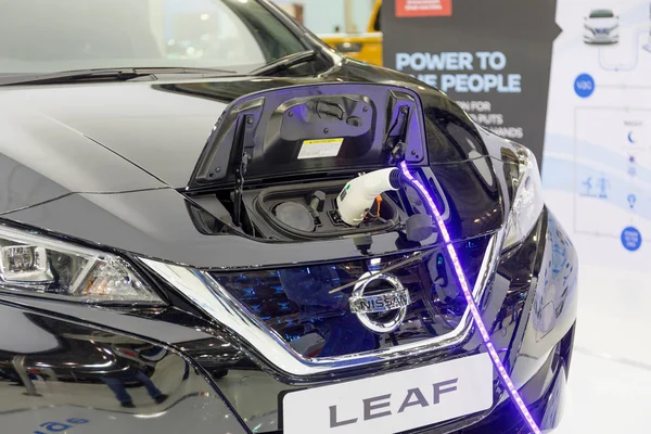 ATENAS, GRÉCIA - NOVEMBRO 14, 2017: Nissan Leaf cobrando na Aftokinisi-Fisikon 2017 Motor Show . — Fotografia de Stock