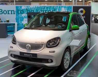 Atina, Yunanistan - 14 Kasım 2017: Smart Fortwo elektrikli sürücü Aftokinisi-Fisikon 2017 Motor Show'da.