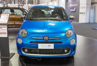 Atina, Yunanistan - 14 Kasım 2017: Fiat 500s Aftokinisi-Fisikon 2017 Motor Show'da.
