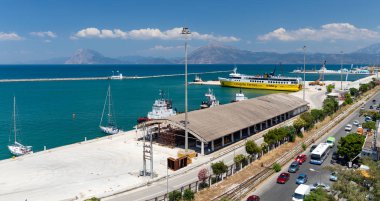 Patras, Yunanistan - 27 Haziran 2019 'da Patras' ta liman manzarası. Patras, Yunanistan 'ın üçüncü büyük kenti ve kuzey Mora' daki Batı Yunanistan 'ın bölgesel başkentidir.. 