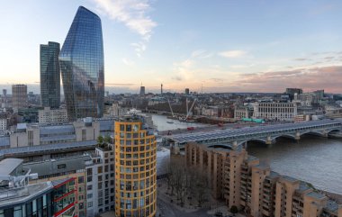 Gün batımında Londra 'nın panoramik manzarası, Thames nehri ve Blackfriars demiryolu köprüsü ön planda, Uk.