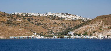 Klima balıkçı köyü ve Milos adası, Cyclades, Yunanistan 'ın panoramik manzarası.