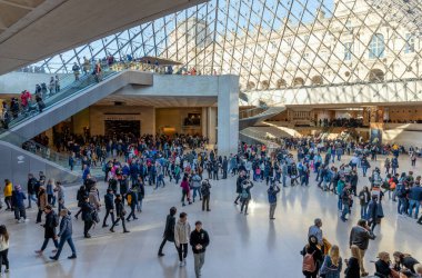 Paris, Fransa - 30 Aralık: Turistler 30 Aralık 2019 'da Paris' te Louvre Müzesini ziyaret ettiler. Louvre dünyanın en büyük ve en çok ziyaret edilen sanat müzesidir..