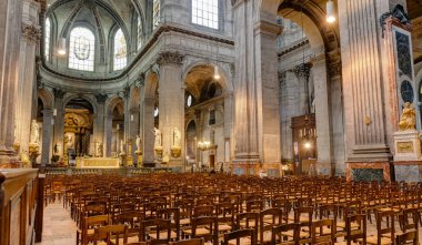 Paris, Fransa - 2 Ocak 2020: Saint Sulpice Kilisesi 2 Ocak 2020. Notre-Dame 'dan biraz daha küçüktür ve böylece şehrin ikinci büyük kilisesidir..