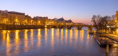 Paris, Fransa 'da gün batımında Pont Royal manzarası.