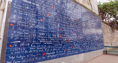 Montmartre bölgesinde duvar, Paris tüm uluslararası dillerde 