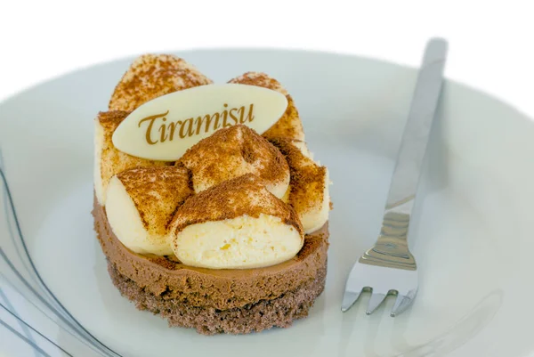 Tiramisu Cake Met Etiket Geïsoleerd — Stockfoto