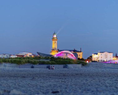 Warnemuende yılında deniz feneri Almanya Avrupa'nın Baltık denizde ışık demeti ile gece gece alacakaranlıkta