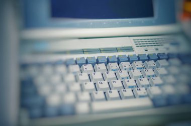 Arka plan bulanık ve klavye ile 90s eski laptop