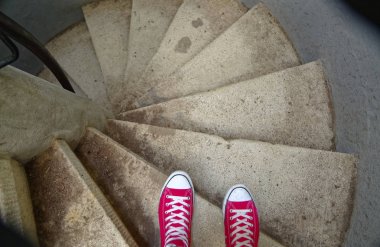 Yokuş aşağı giderken döner merdiven üzerinde kırmızı spor ayakkabılar
