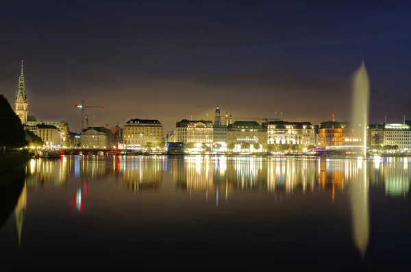 Hamburg Binnenalster Night Met Alsterhaus Fontein Achtergrond — Stockfoto