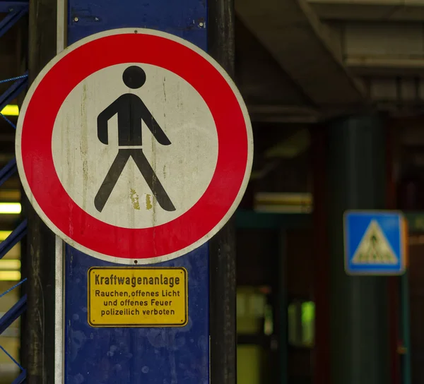 Запретный Знак Пешеходного Перехода Виньеткой — стоковое фото