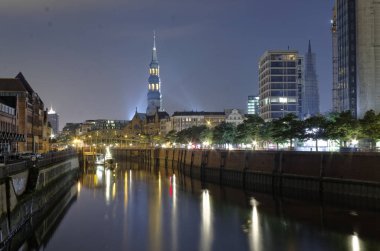 Hamburg gümrük kanal St. Catherine's kilise ve geceleri arka planda köprü ile