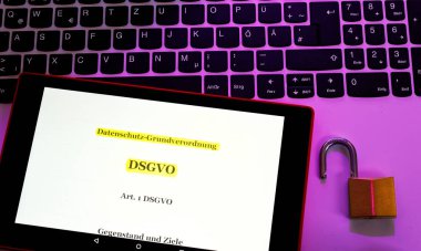 Dizüstü bilgisayar üzerinde bir asma kilit Menekşe optik ile İngilizce temel veri koruma Yönetmeliği (Gdpr) genel veri koruma Yönetmeliği (Dsgvo) görüntülenir