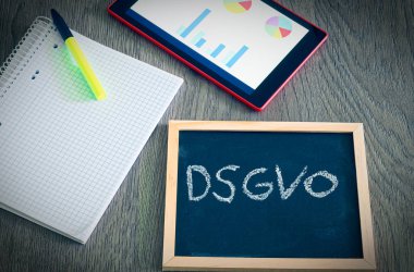 Bir tablet ve blok giriş bölümünü AB Dsgvo ile İngiliz Gdpr (genel veri koruma Yönetmeliği), Dsgvo (Datenschutzgrundverordnung) yazıt ile plaka