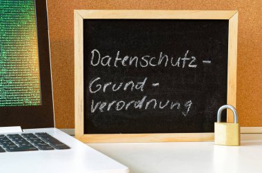 Kurulu bir dizüstü bilgisayar ve AB 25.05.2018 üzerinde Dsgvo getirilmesi için asma kilit Dsgvo (genel veri koruma Yönetmeliği) İngiliz Gdpr (genel veri koruma Yönetmeliği) içinde yazıt ile