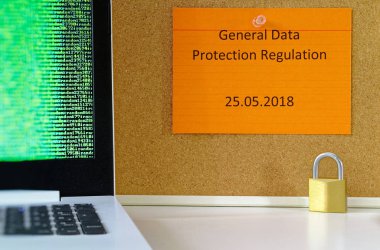 Kurulu bir dizüstü bilgisayar ve AB 25.05.2018 üzerinde Dsgvo getirilmesi için asma kilit Dsgvo (genel veri koruma Yönetmeliği) İngiliz Gdpr (genel veri koruma Yönetmeliği) içinde yazıt ile