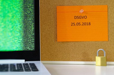 Kurulu bir dizüstü bilgisayar ve AB 25.05.2018 üzerinde Dsgvo getirilmesi için asma kilit Dsgvo (genel veri koruma Yönetmeliği) İngiliz Gdpr (genel veri koruma Yönetmeliği) içinde yazıt ile