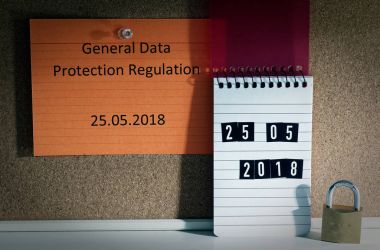 Kurulu bir dizüstü bilgisayar ve AB 25.05.2018 üzerinde Dsgvo getirilmesi için asma kilit Dsgvo (genel veri koruma Yönetmeliği) İngiliz Gdpr (genel veri koruma Yönetmeliği) içinde yazıt ile