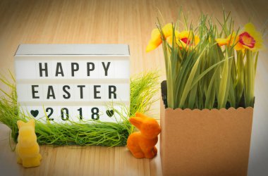 Blackboard kalp simgesi, buket ve paskalya tavşanına da çim üzerinde bir bambu tablo ile (Almanca mutlu Paskalya 2018) yılında mutlu Paskalya 2018 yazıt ile