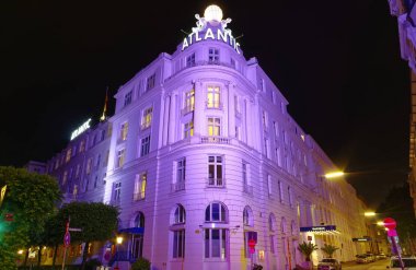09 Temmuz 2017 G20 Zirvesi Hamburg'da dolduktan sonra bir gün gece sayfaları olan Hamburg Almanya Avrupa'nın prestijli Hotel Atlantic girişi