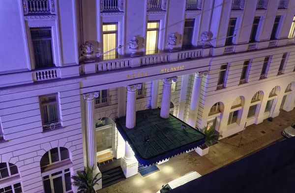 09 Temmuz 2017 G20 Zirvesi Hamburg'da dolduktan sonra bir gün gece sayfaları olan Hamburg Almanya Avrupa'nın prestijli Hotel Atlantic girişi