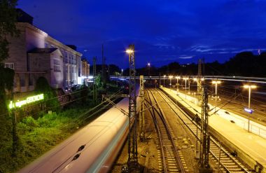Hamburg ana istasyonu demiryolu parça ve kule saati resim ile gece 10 Temmuz 2017 çekildi