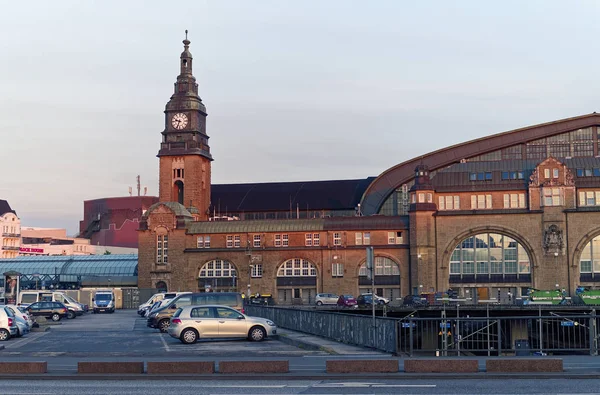 汉堡总台在晚上与路轨火车和塔时钟图片采取了2017年7月10日 — 图库照片