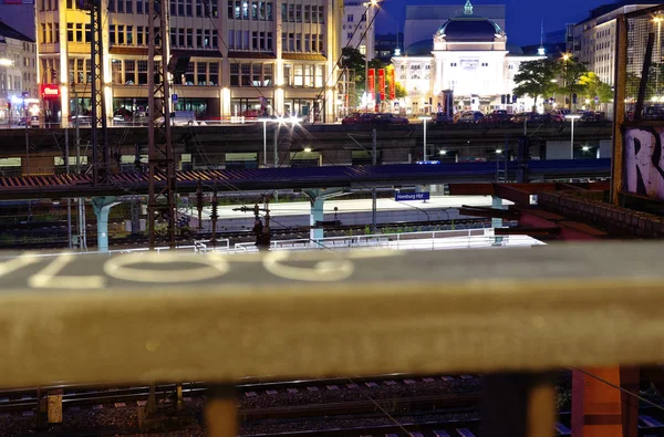 Estação Principal Hamburgo Noite Com Trilhos Ferroviários Imagem Relógio Torre — Fotografia de Stock