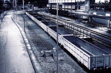 Birçok ışık ve bir yan hatta endüstriyel bir tesisi üzerinde vagonlar ile gece istasyonu manevra endüstriyel demiryolu yard