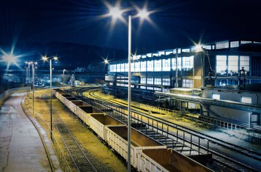 Birçok ışık ve bir yan hatta endüstriyel bir tesisi üzerinde vagonlar ile gece istasyonu manevra endüstriyel demiryolu yard