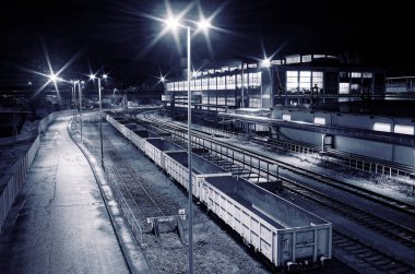 Birçok ışık ve bir yan hatta endüstriyel bir tesisi üzerinde vagonlar ile gece istasyonu manevra endüstriyel demiryolu yard