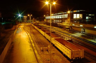 Birçok ışık ve bir yan hatta endüstriyel bir tesisi üzerinde vagonlar ile gece istasyonu manevra endüstriyel demiryolu yard