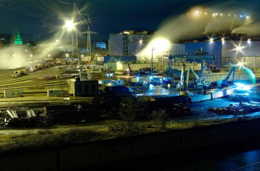 Çelik kulübe Voelklingen gece Autonahn a620 ön planda Almanya Saarland içinde Saarstahl Ag ve nehir Saar fotoğraf demiryolu vagonlar, 08 Mart 2018 üzerinde alınan yüklü hurda çelik üretimini gösterir.