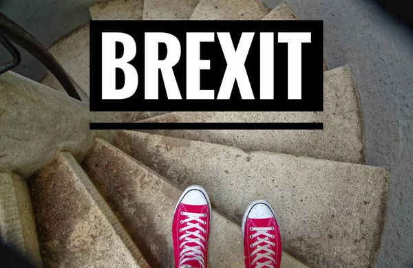 Sneakers Rosse Scala Chiocciola Discesa Con Scritta Brexit Che Simboleggia — Foto Stock