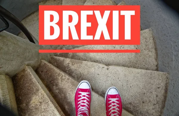 Червоний Кросівки Гвинтових Сходів Спуску Написом Brexit Символізує Виведення Великої — стокове фото