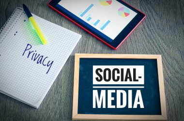 Yazıt sosyal medya ile plaka ve verileri skandal sembolize gizlilik bir tablet ve şarap ile
