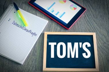 Tabağına yazıt Toms (Almanca Technisch organisatorische Manahmen) ve Datenschutzbeauftragter da tipik faaliyetleri bildirmek için İngilizce teknik olarak kuruluş ölçümleri ve veri koruma şube müdürü ile bir tablet ve blok
