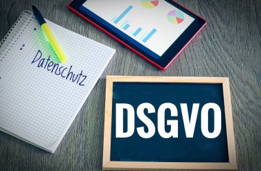 Yazıt ile bir tablet ve blok giriş bölümünü Dsgvo AB ile Dsgvo (Datenschutzgrundverordnung) ve Datenschutz İngilizce Gdpr (genel veri koruma Yönetmeliği) ve veri koruma plakası