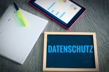 Tipik veri koruma memurları faaliyetlerinin sinyal için Alman Datenschutz İngilizce veri koruma ile bir tablet ve blok içinde yazıt ile plaka