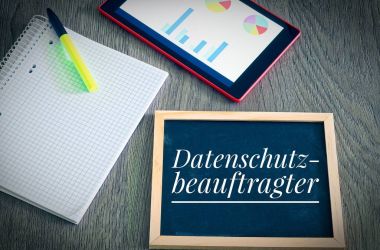 Alman Datenschutzbeauftragter bir tablet ve blok ile İngilizce veri koruma Komiseri tipik veri koruma memurları faaliyetlerinin sinyal içinde yazıt ile plaka