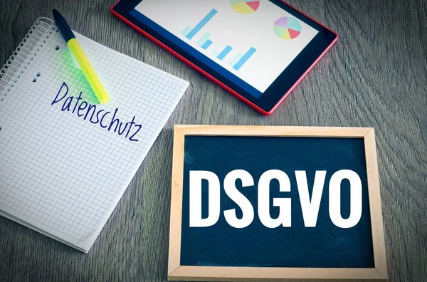 板材与题字 Dsgvo Datenschutzgrundverordnung Datenschutz 在英国 Gdpr 一般数据保护章程 和数据保护用片剂和块为介绍 Dsgvo 在欧共体 — 图库照片