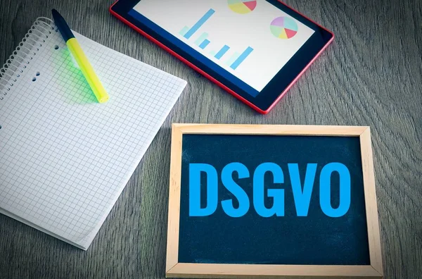 タブレットと Dsgvo の導入のためのブロックの碑文の英語 Gdpr 一般的なデータ保護規制 Dsgvo Datenschutzgrundverordnung とプレート — ストック写真