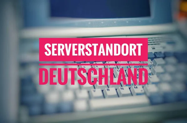Antiguo Portátil Con Inscripción Serverstandort Deutschland Inglés Server Location Germany — Foto de Stock