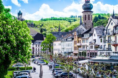 Almanya 'nın Rhineland-Palatinate kentindeki Cochem şehrinin arka planında 05.11.2019' da çekilen gemileri ve Reichsburg manzarası.