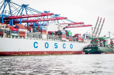 Hamburg, Hamburg 'da bulunan Hamburg limanında bulunan Cosco nakliye şirketinin gemisi 08.15 